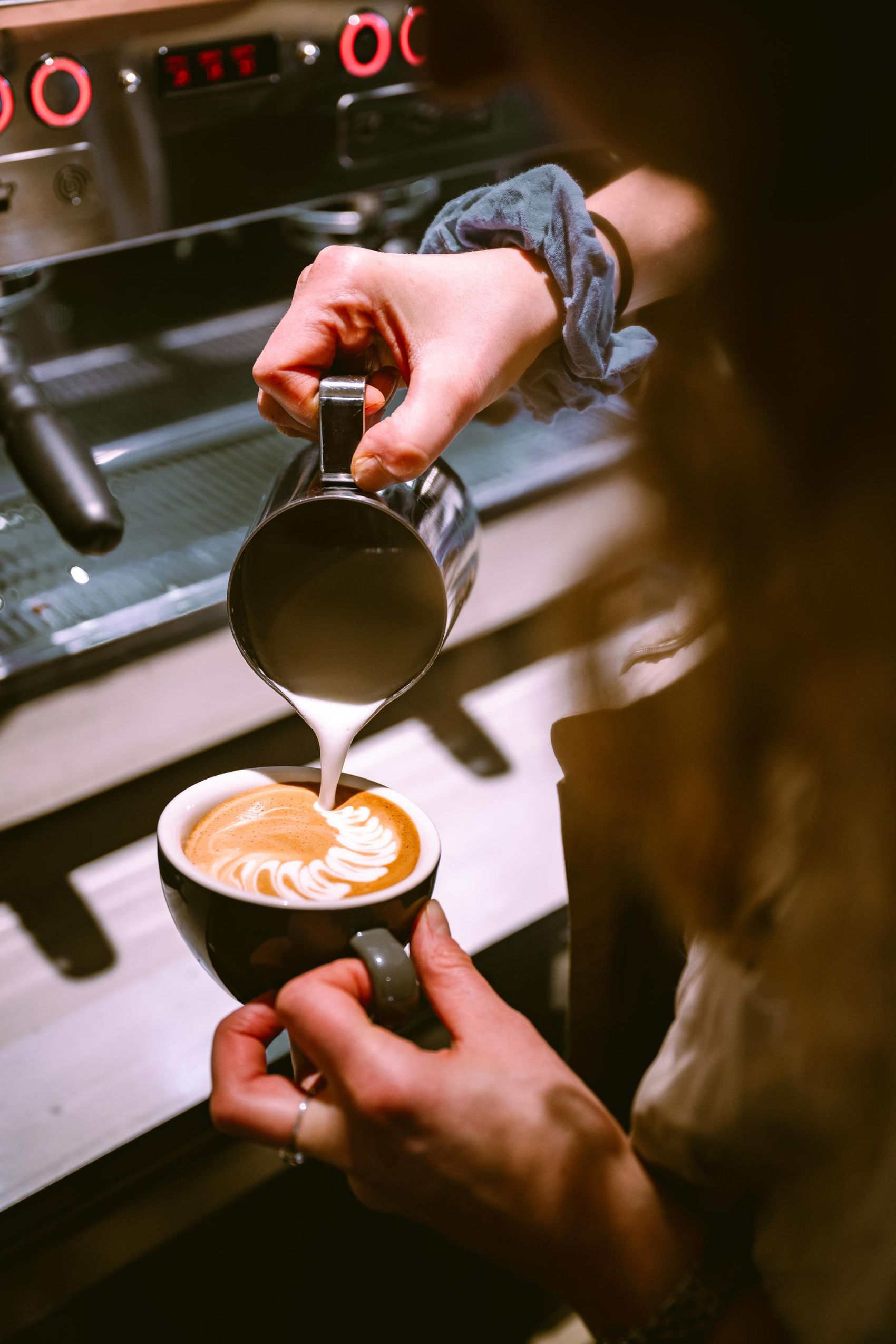 Frau macht Kaffeart