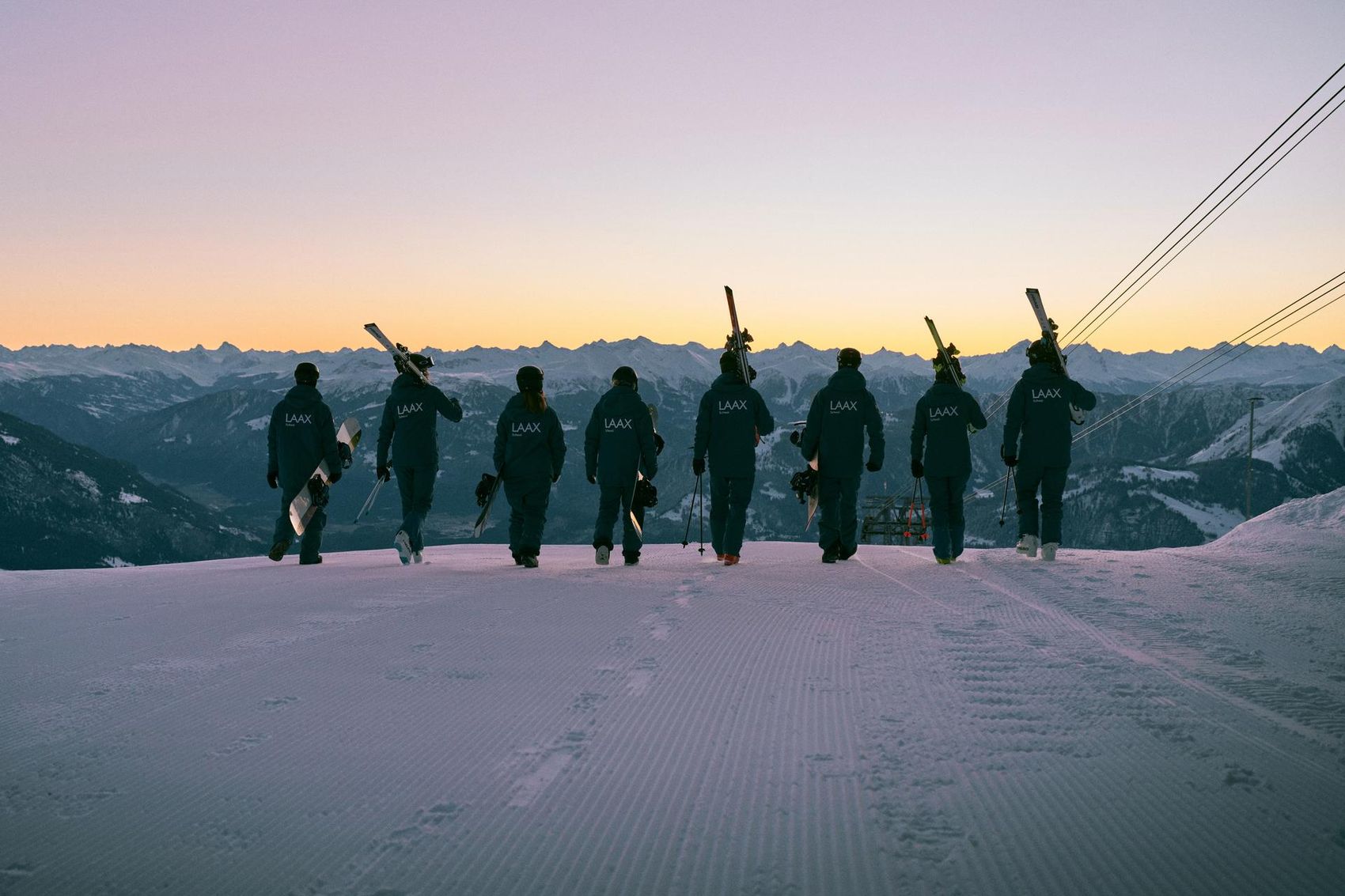 LAAX School Angestellte laufen dem Sonnenuntergang entgegen