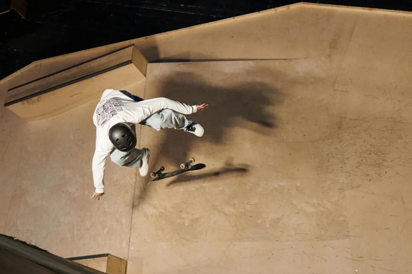 Skateboarder in der Bowl