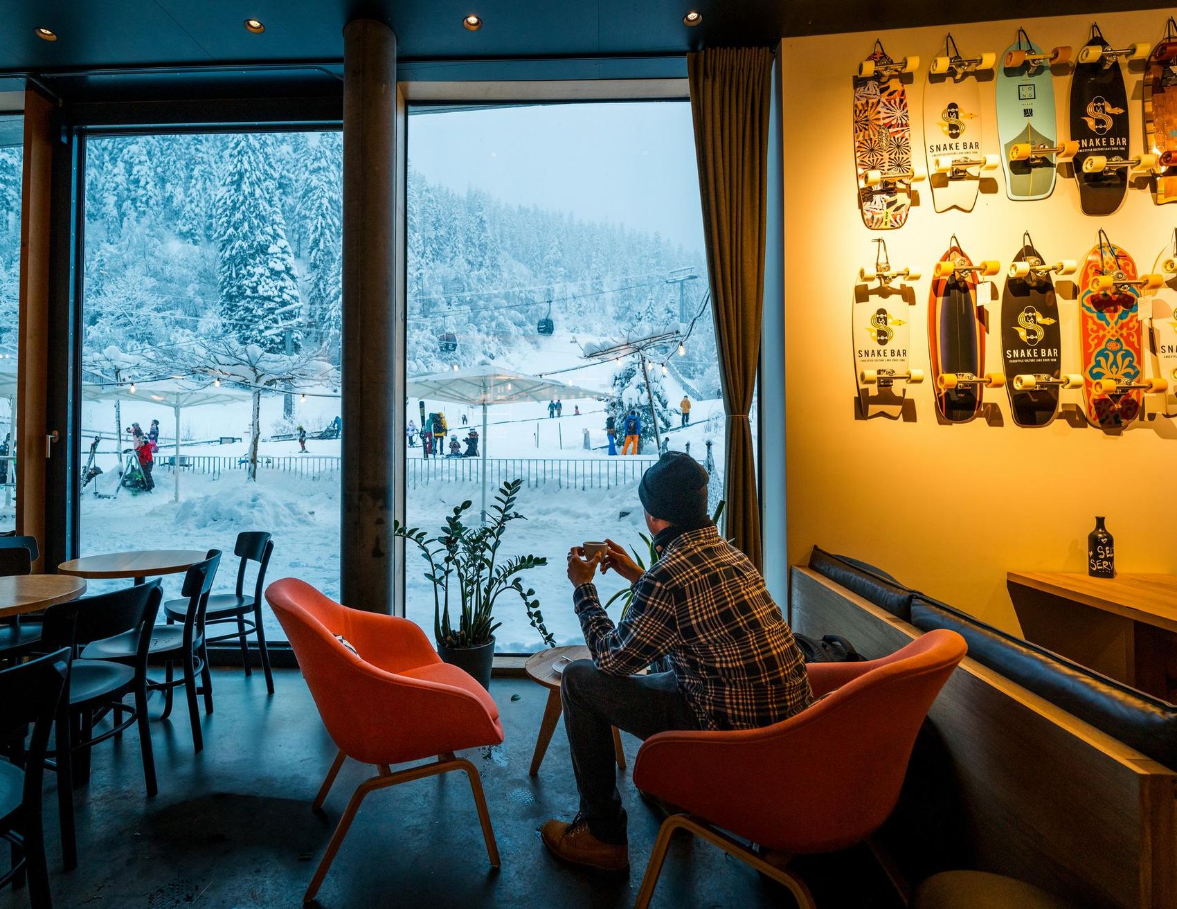 Mann sitzt in der Snake Bar