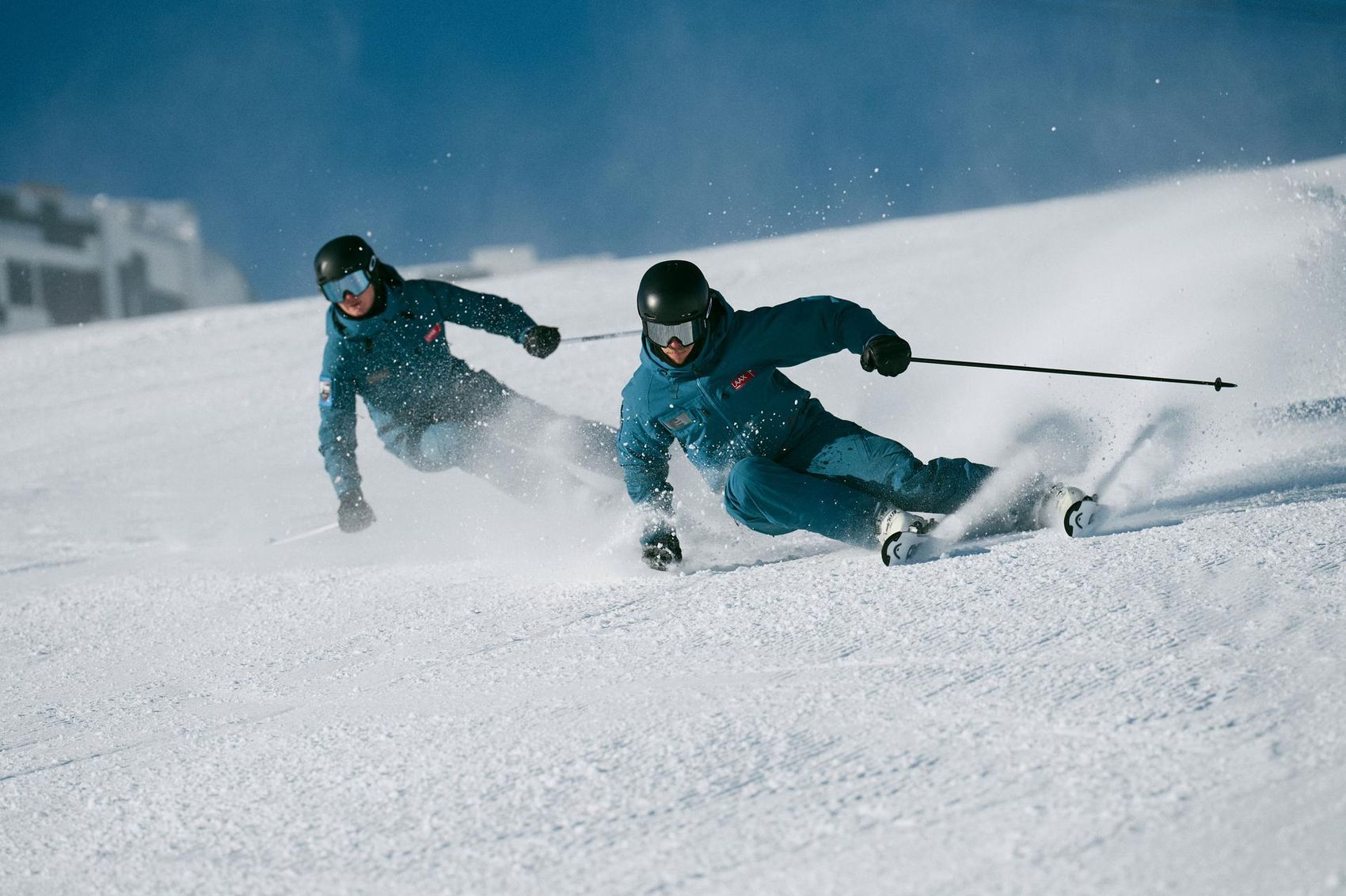 Zwei Skilehrer auf Skiern fahren in der Kurve