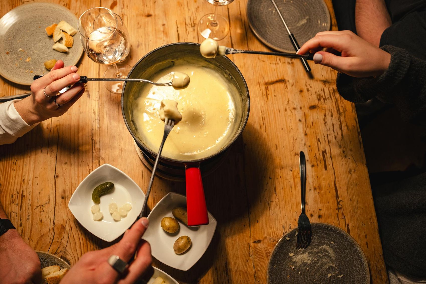 Amis en train de manger une fondue