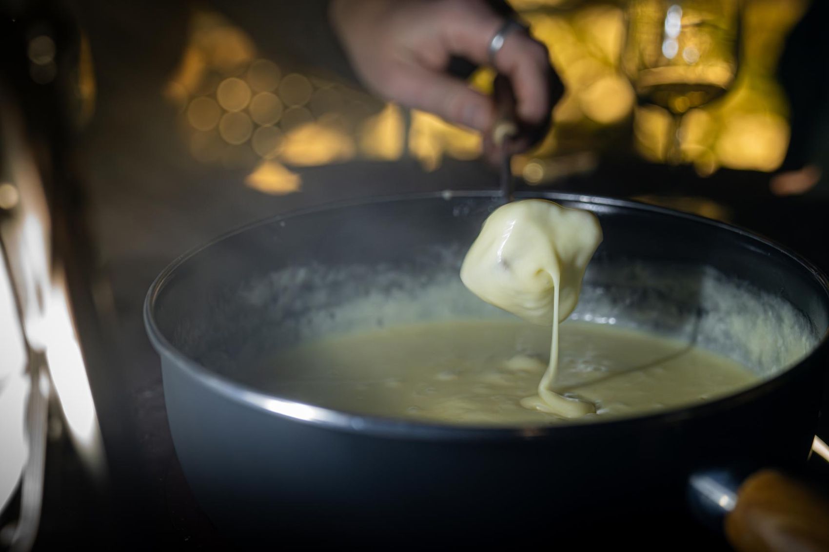 Apéritif fondue au fromage sur le sentier dans les cimes des arbres - image 3