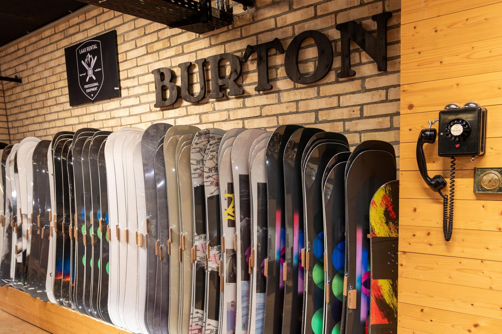 Ausgestellte Snowboards des Burton Stores