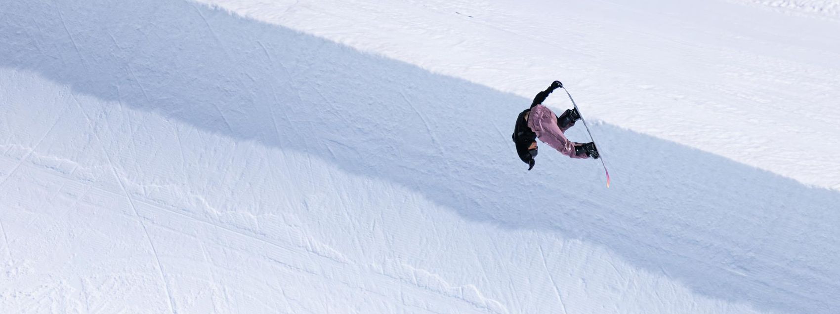 Snowboarder in der Luft nach einem Sprung