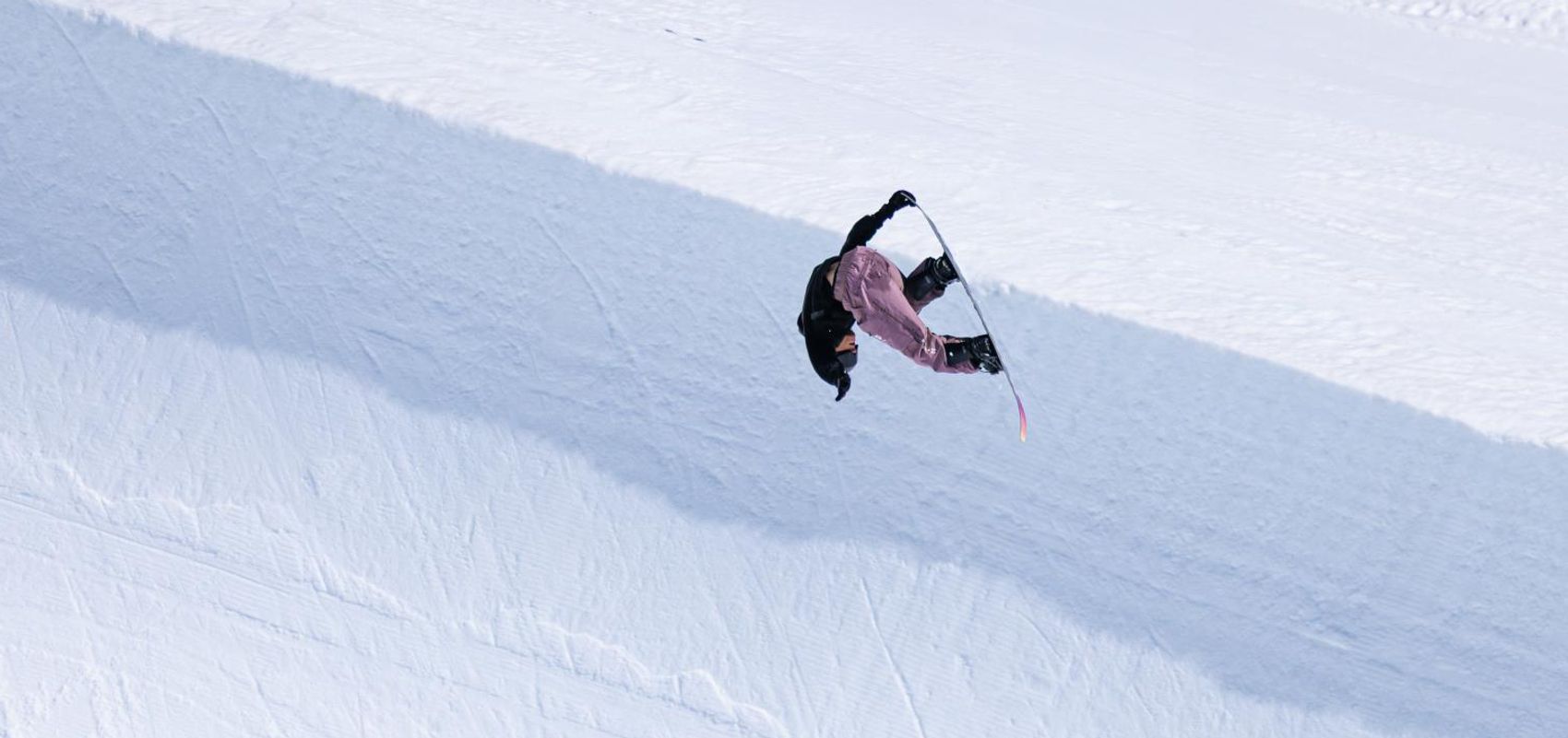 Snowboarder in der Luft nach einem Sprung