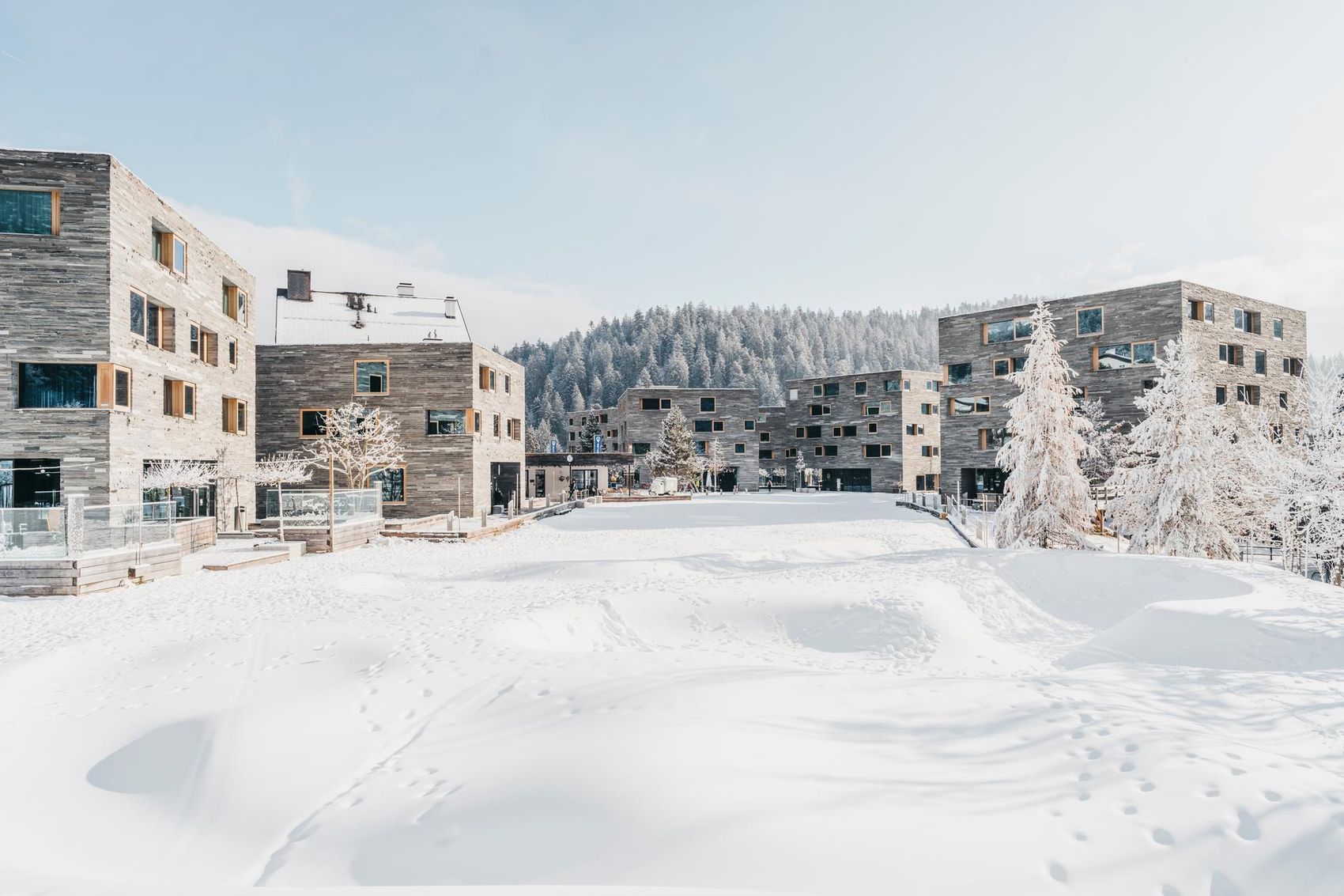 Viereckige Steinhäuser im Winter mit Schnee