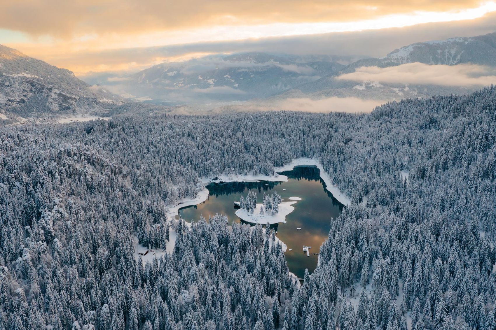 Frau springt in Caumasee