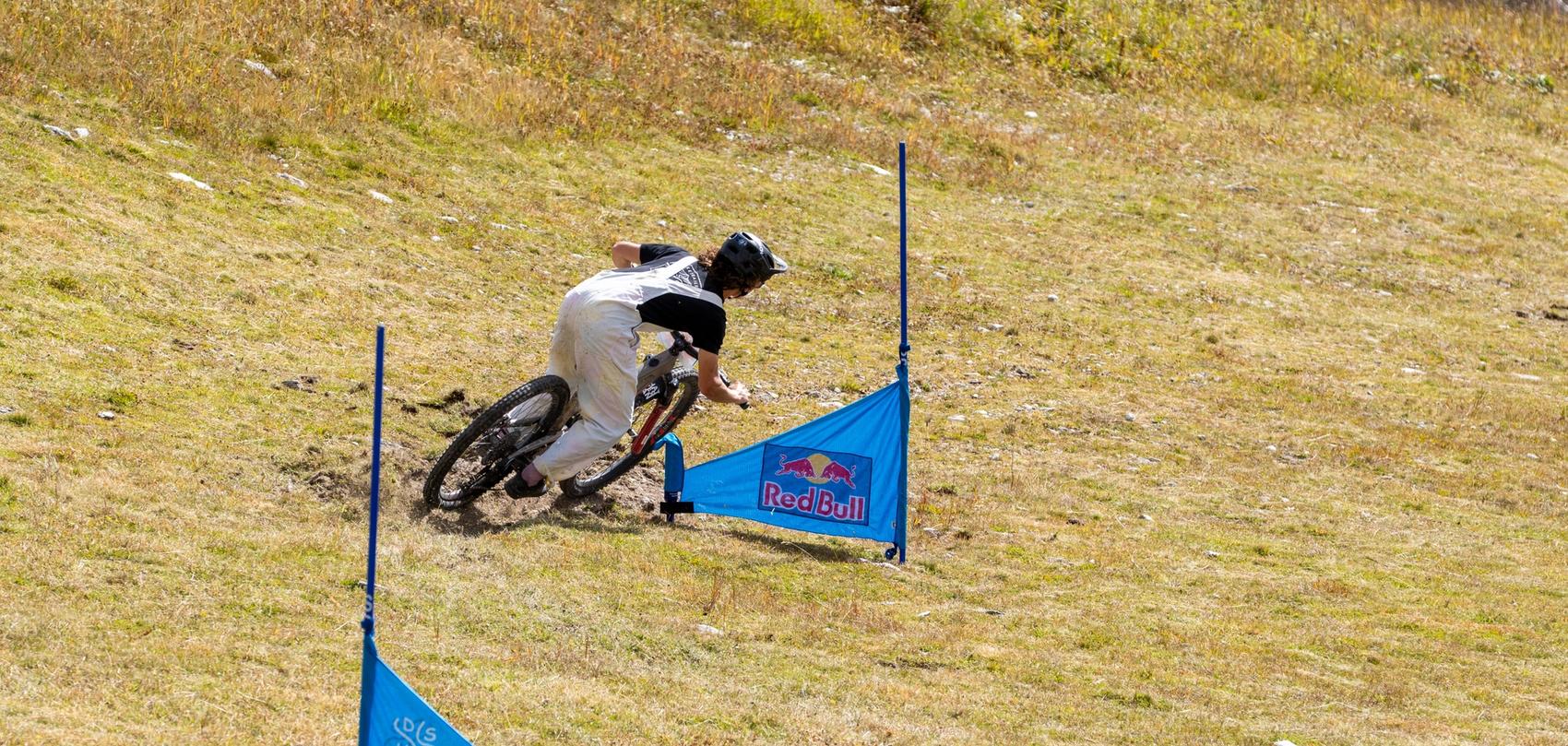 Biker passa davanti al cancello