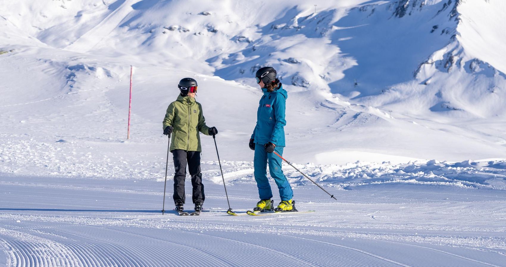 Skilehrerin und Skischülerin auf der Piste