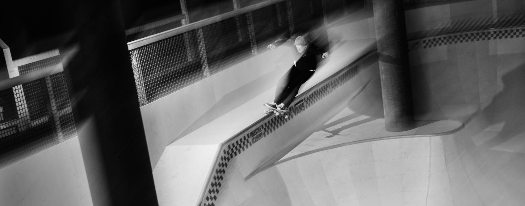 Mann in der Bowl am Skaten