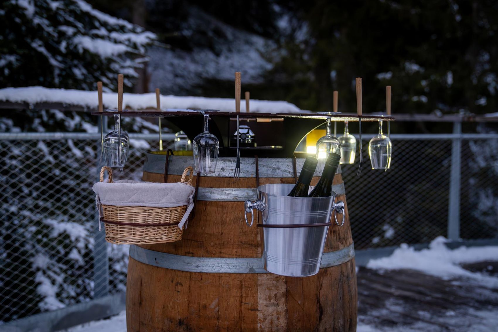 Apéritif fondue au fromage sur le sentier dans les cimes des arbres - image 1