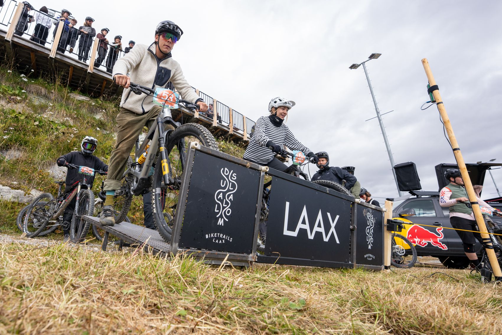 Due biker sono al cancello di partenza