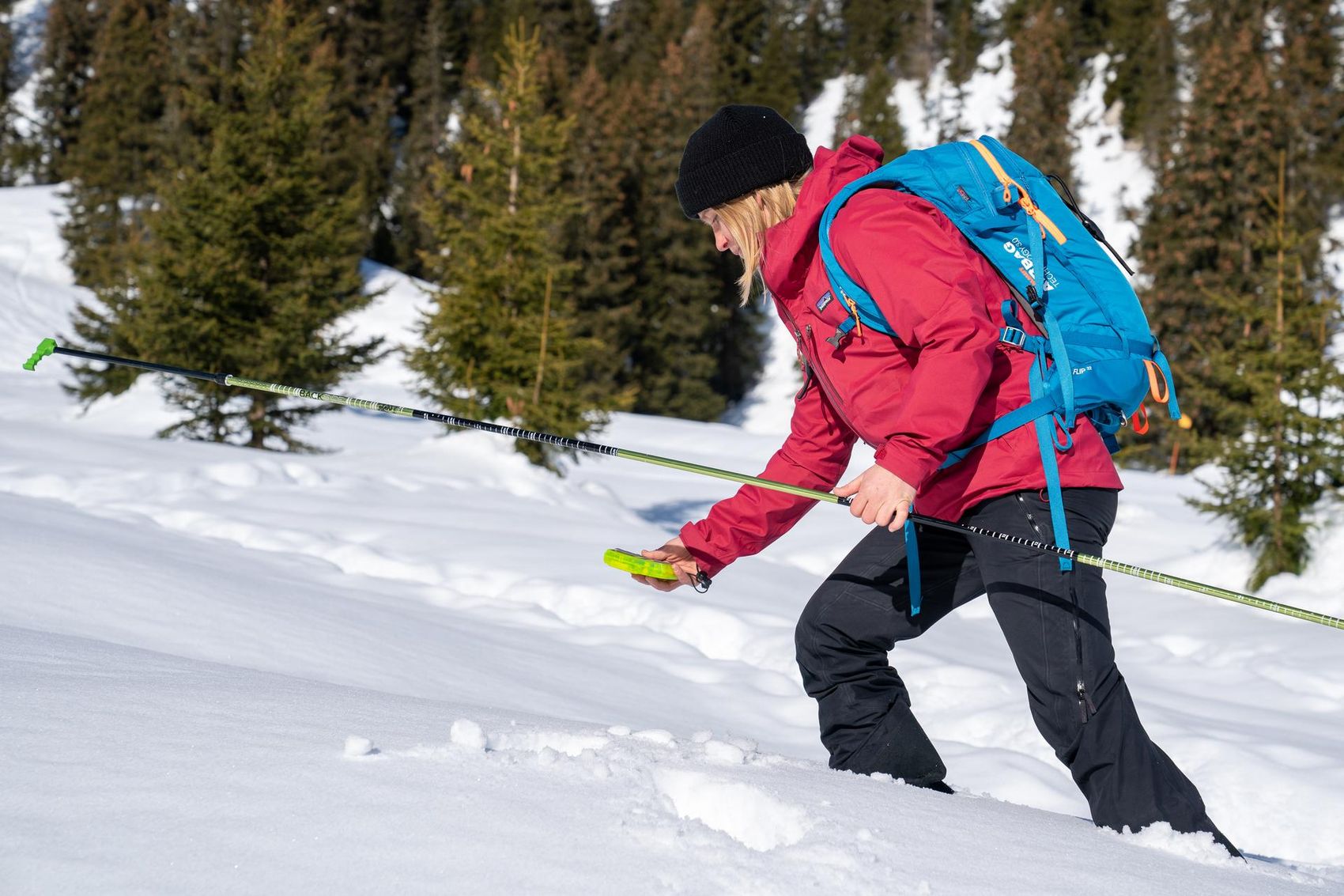 Avalanche Training Center in Plaun, Frau am üben