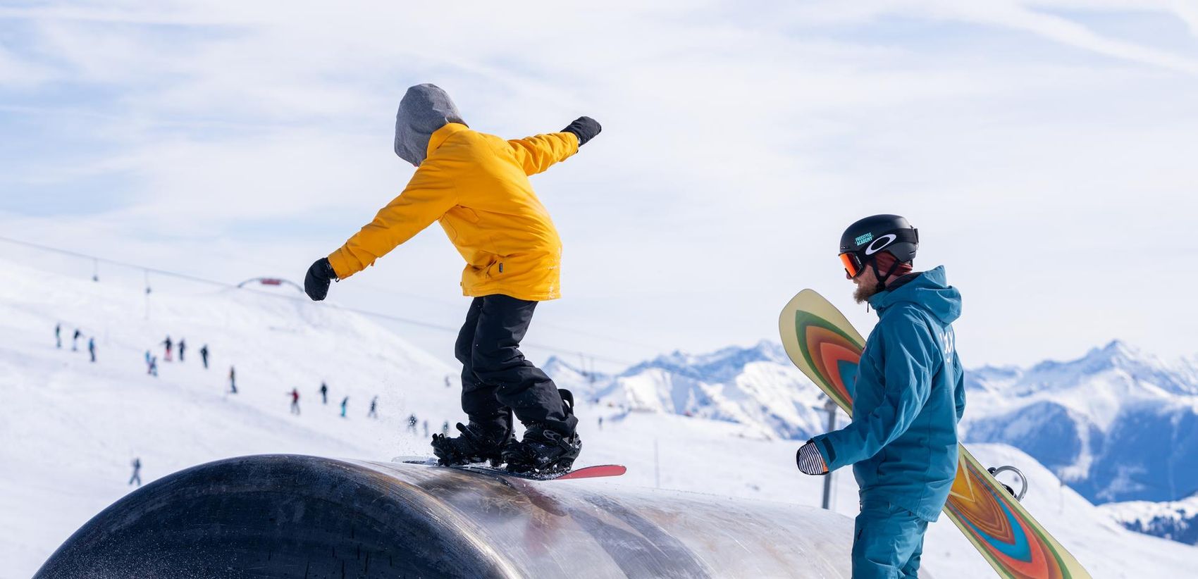 Snowboardlehrer neben Obstacle 