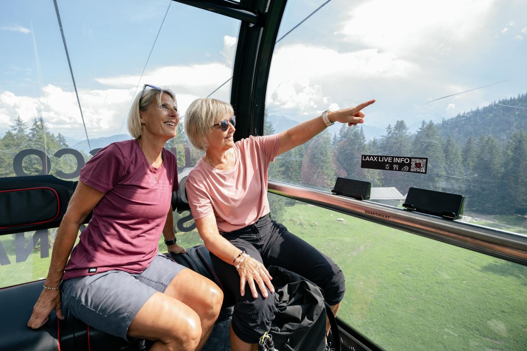 Seniorinnen sitzen in der Gondel und schauen nach draussen