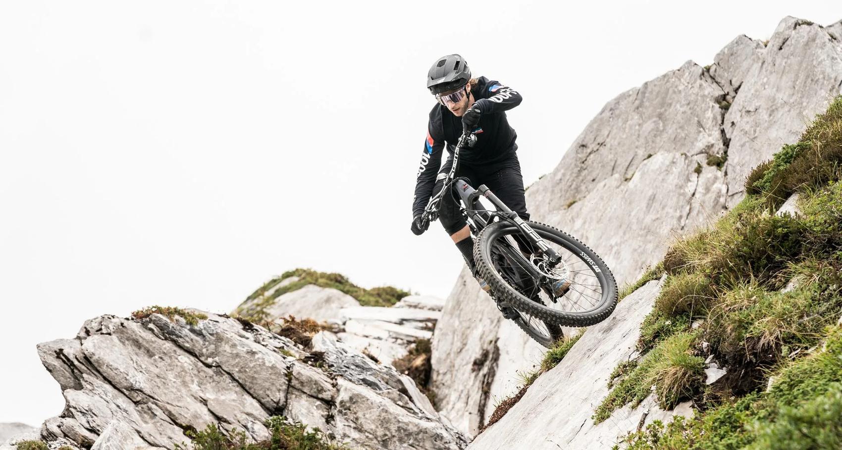 Biker fährt über Steine