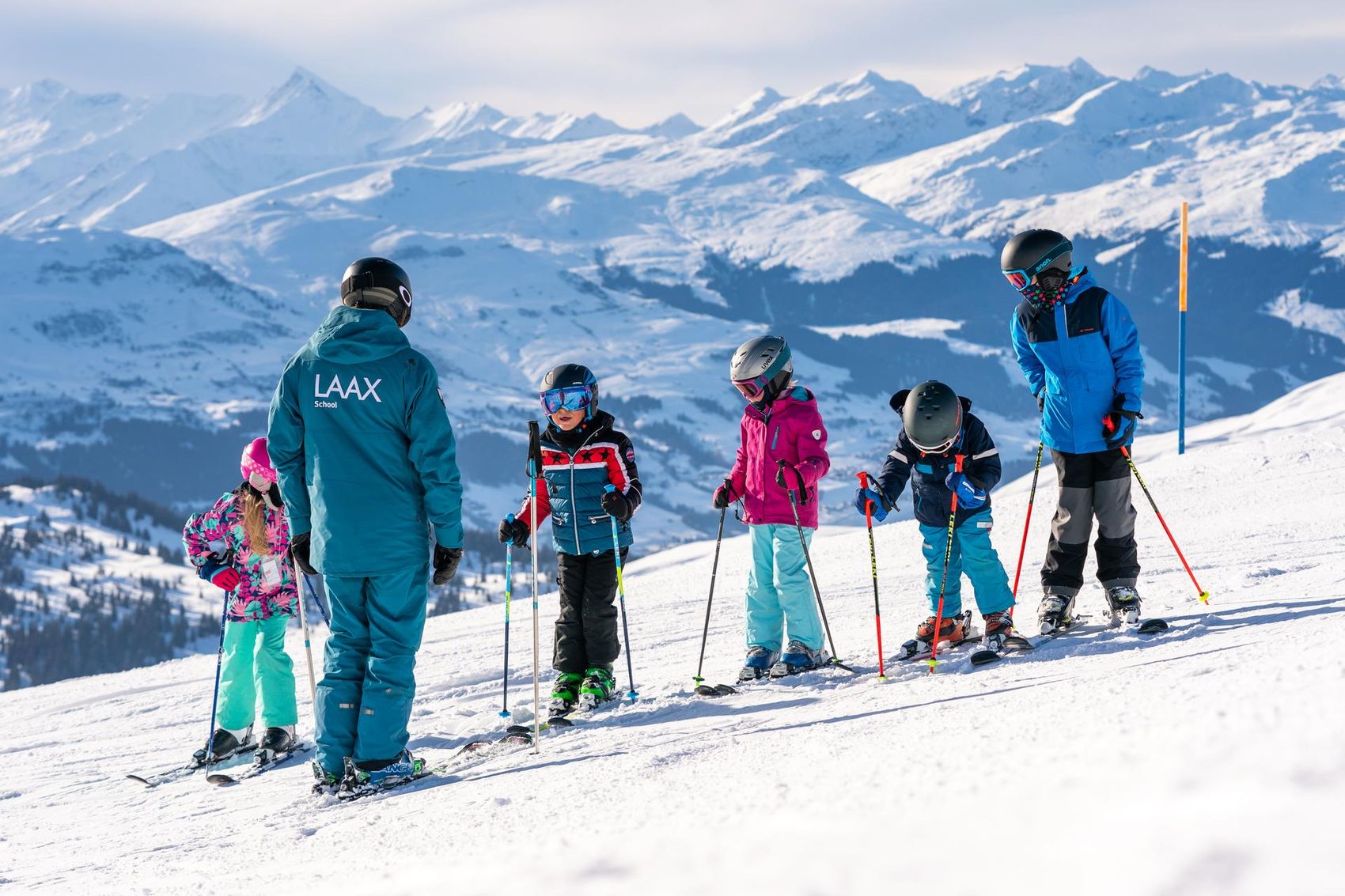 Moniteur de ski avec élève de ski