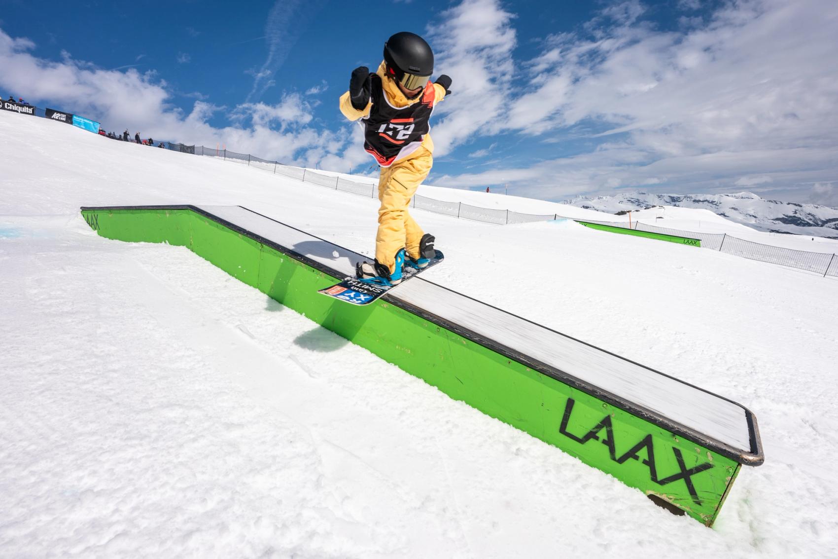 Snowboarder auf einem Rail