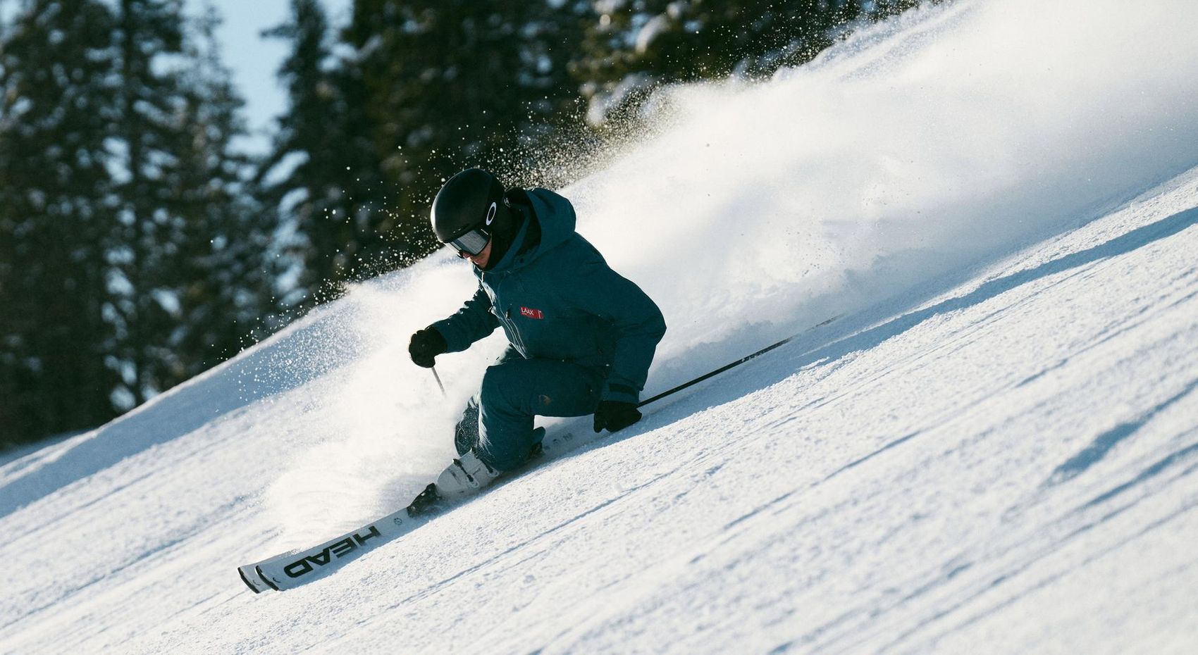 Skifahrer fährt die Piste herunter