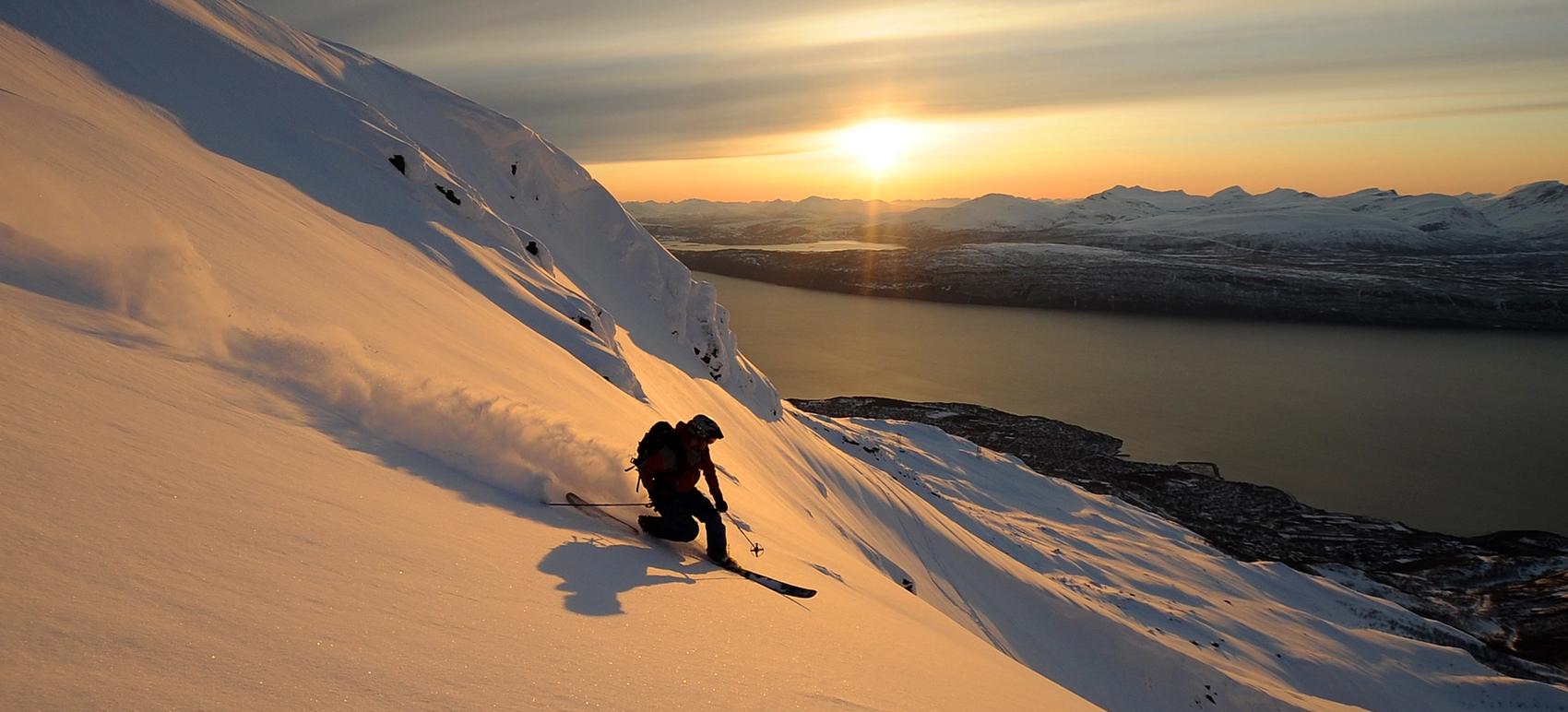 Skifahrer fährt im Tiefschnee