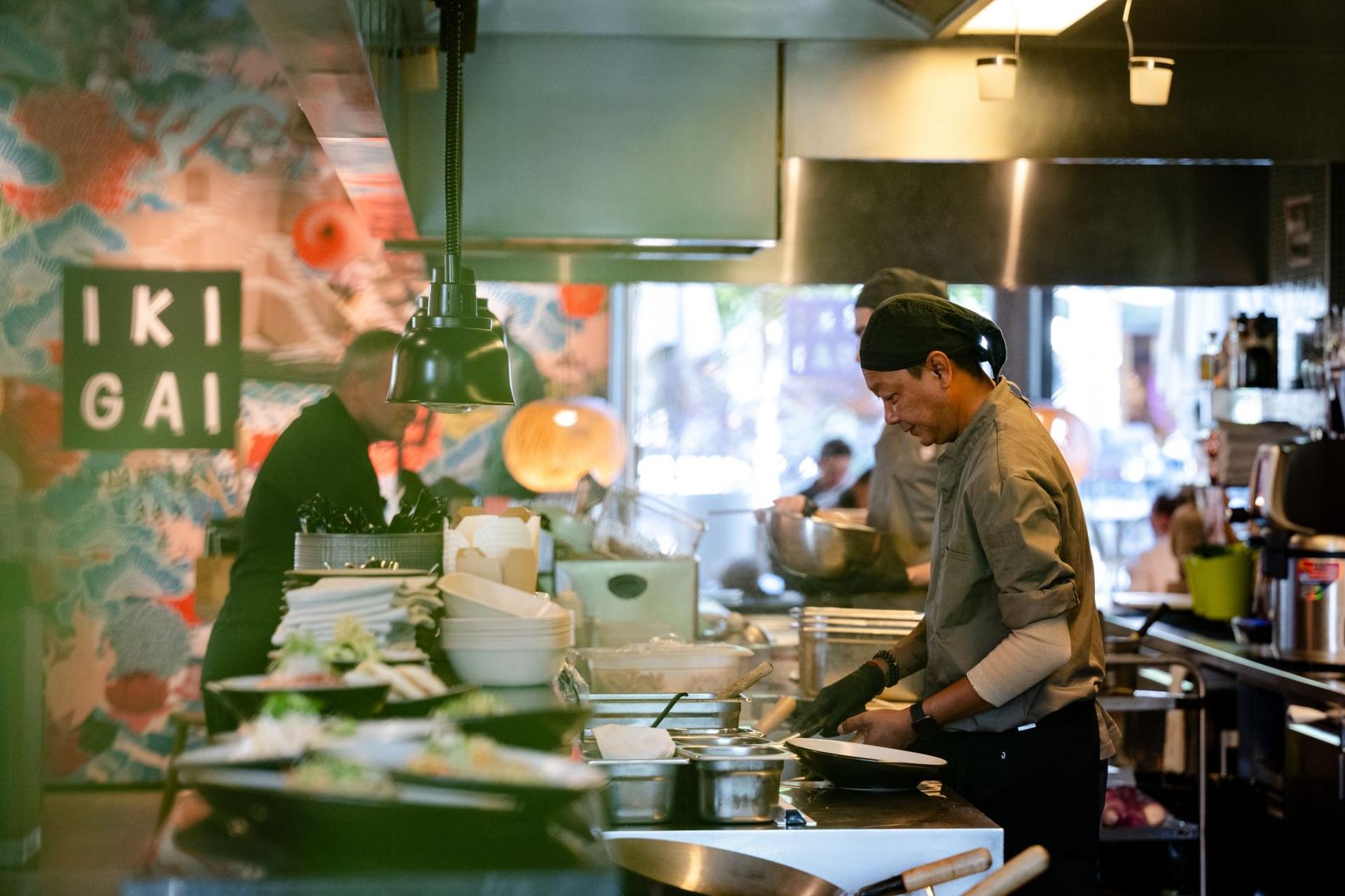 Köche des IKIGAI Restaurants am Herd.