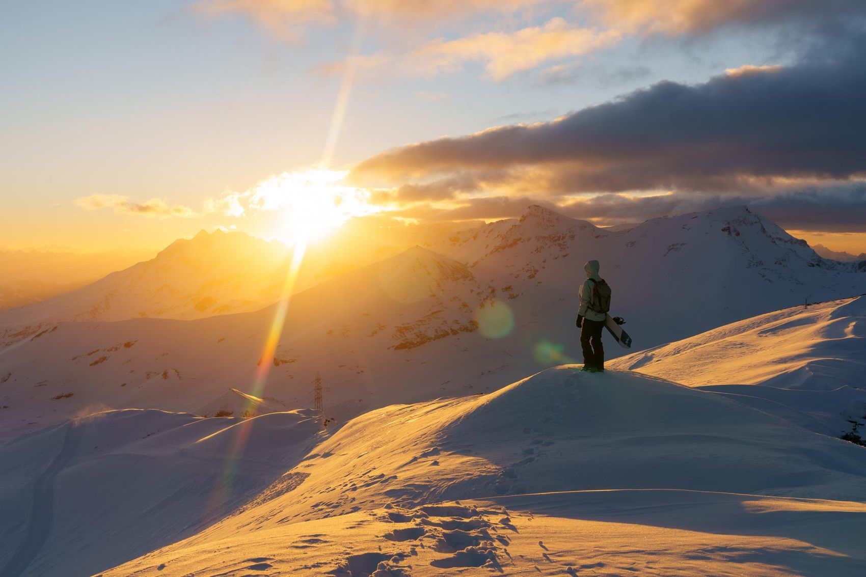 Frau schaut in die Berge
