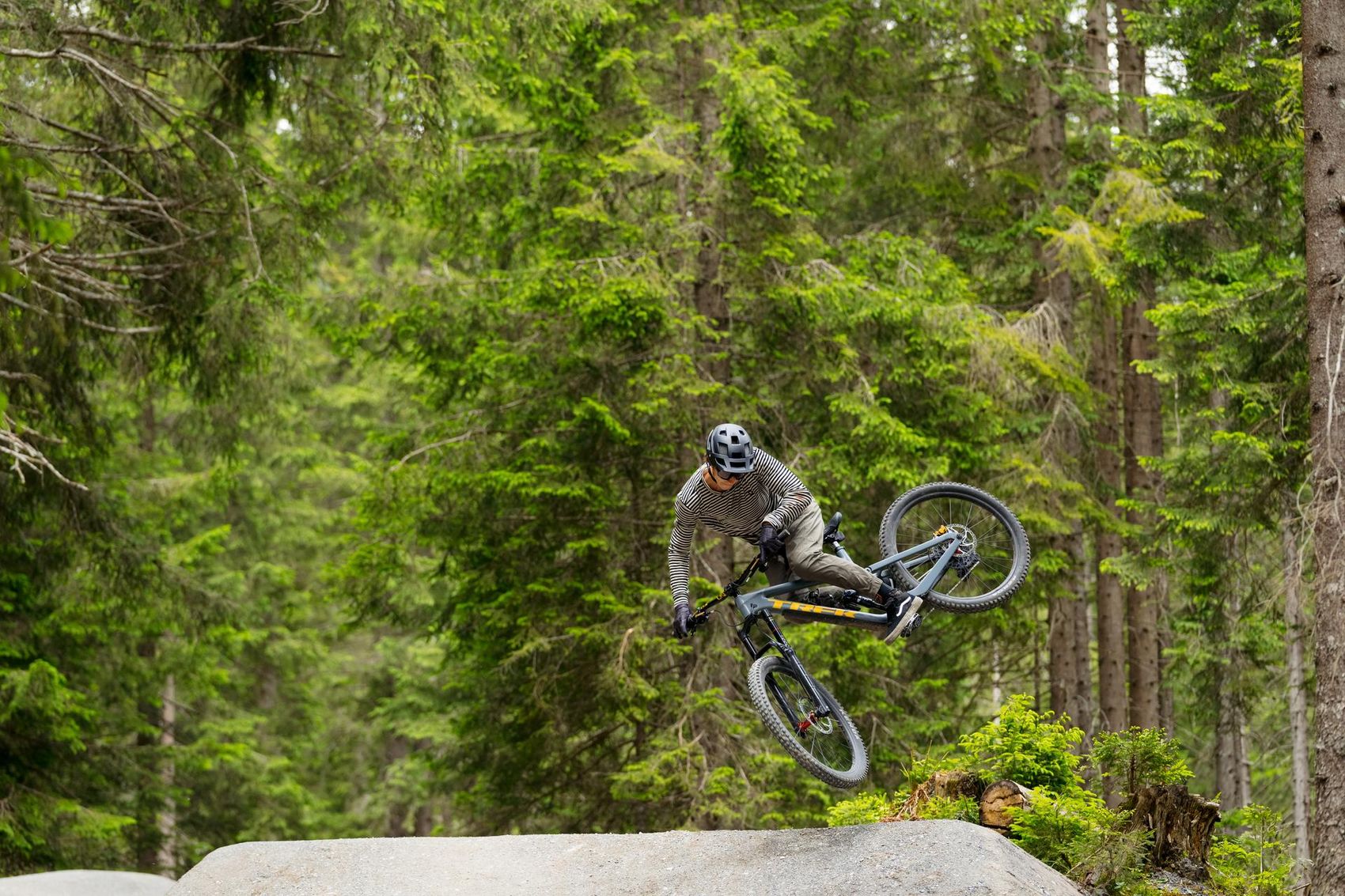 Biker springt mit Bike über einen Jump