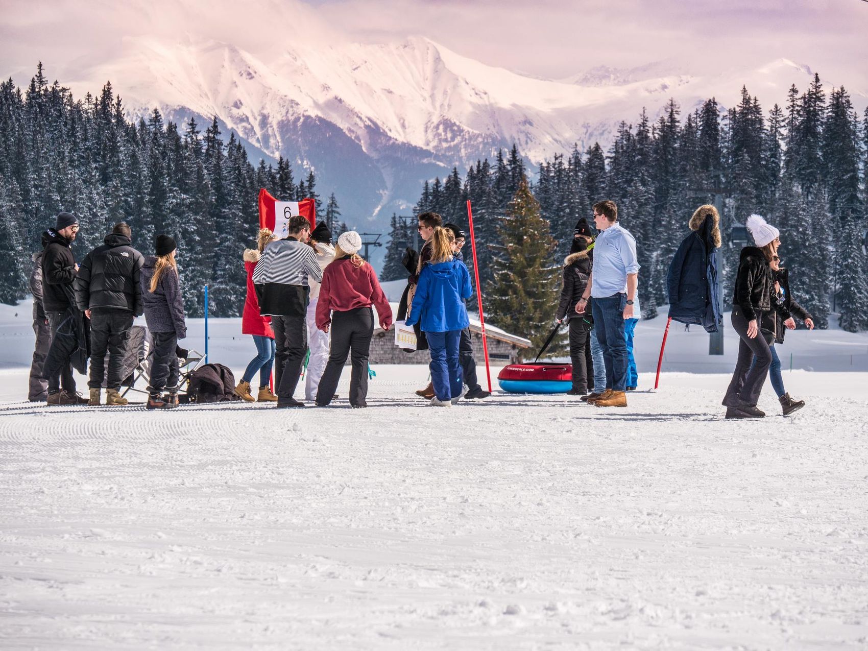 Gruppe von Menschen zu Fuss auf Skipiste.