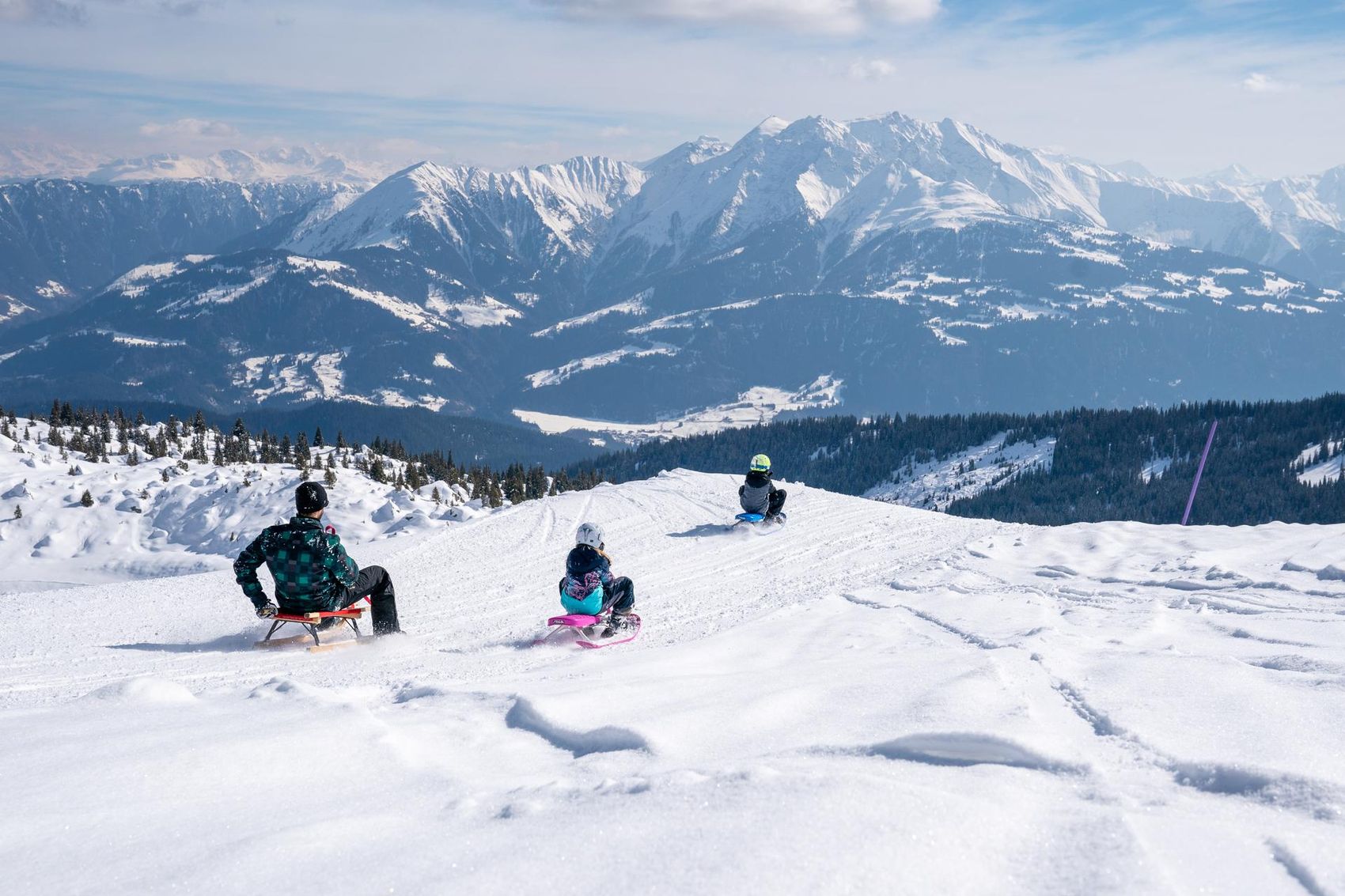 Famille en train de faire de la luge