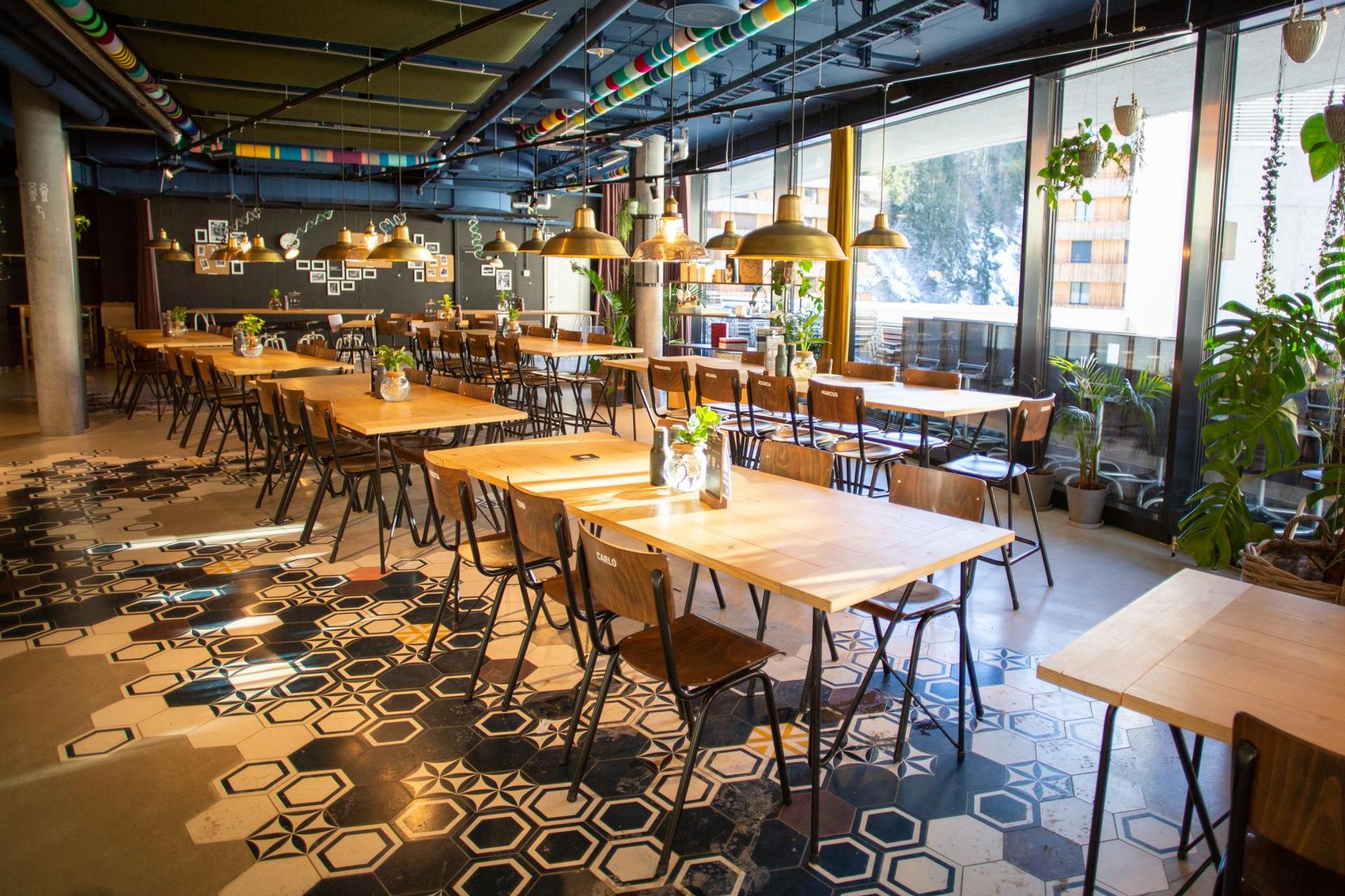 Image of the interior of ellas