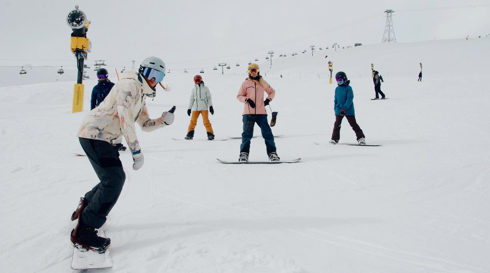 Frauen auf dem Snowboard