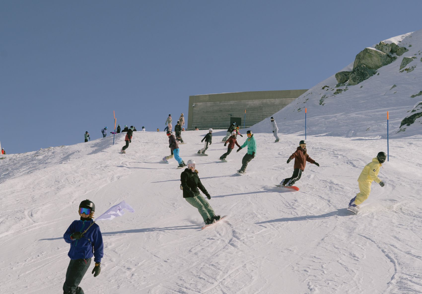 Frau macht Trick auf Kicker