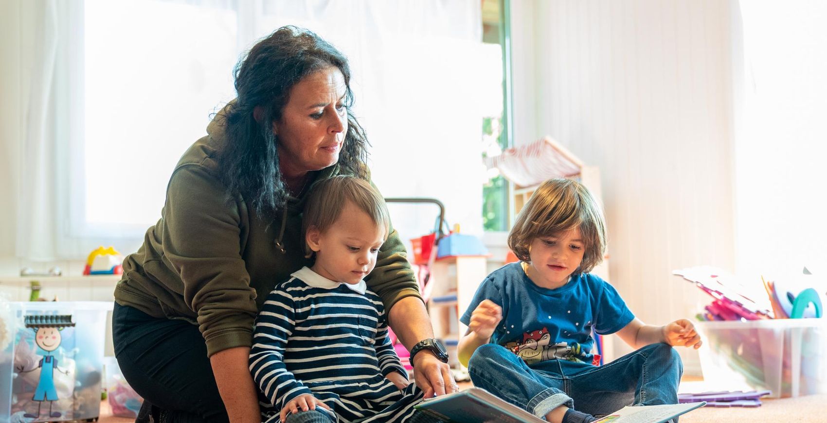 Kinder spielen und lesen im Kinderhort