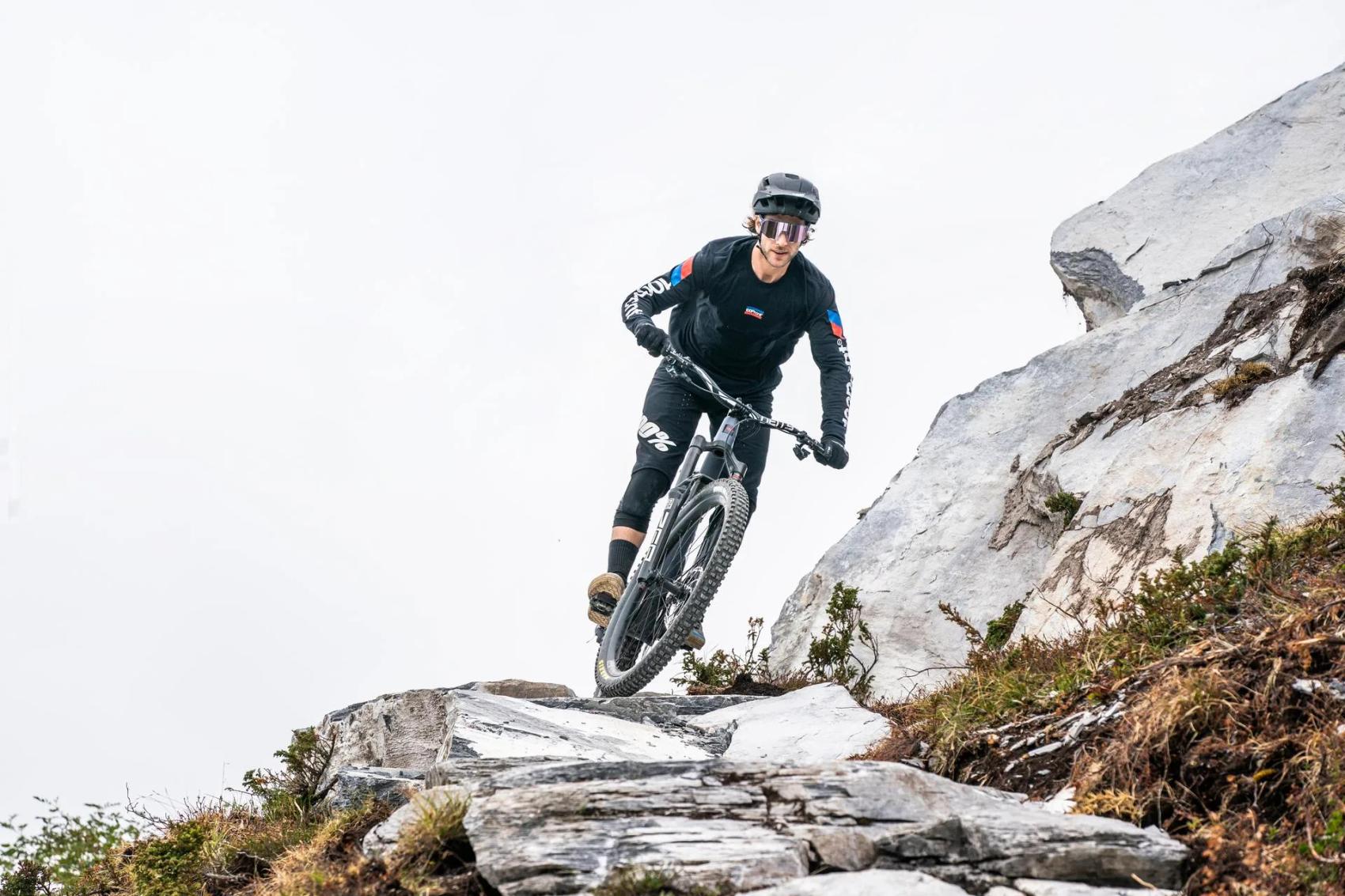 Biker der über Steinplatten fährt