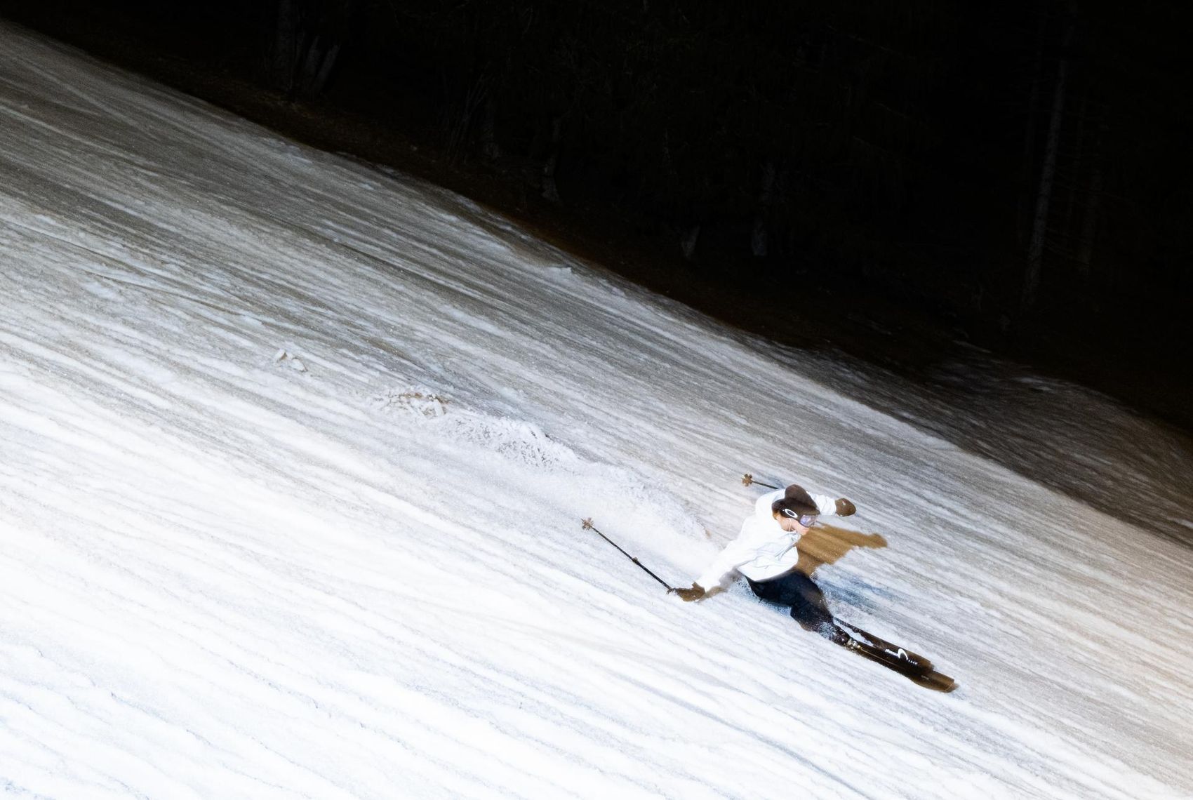 Skifahrer in der Nacht