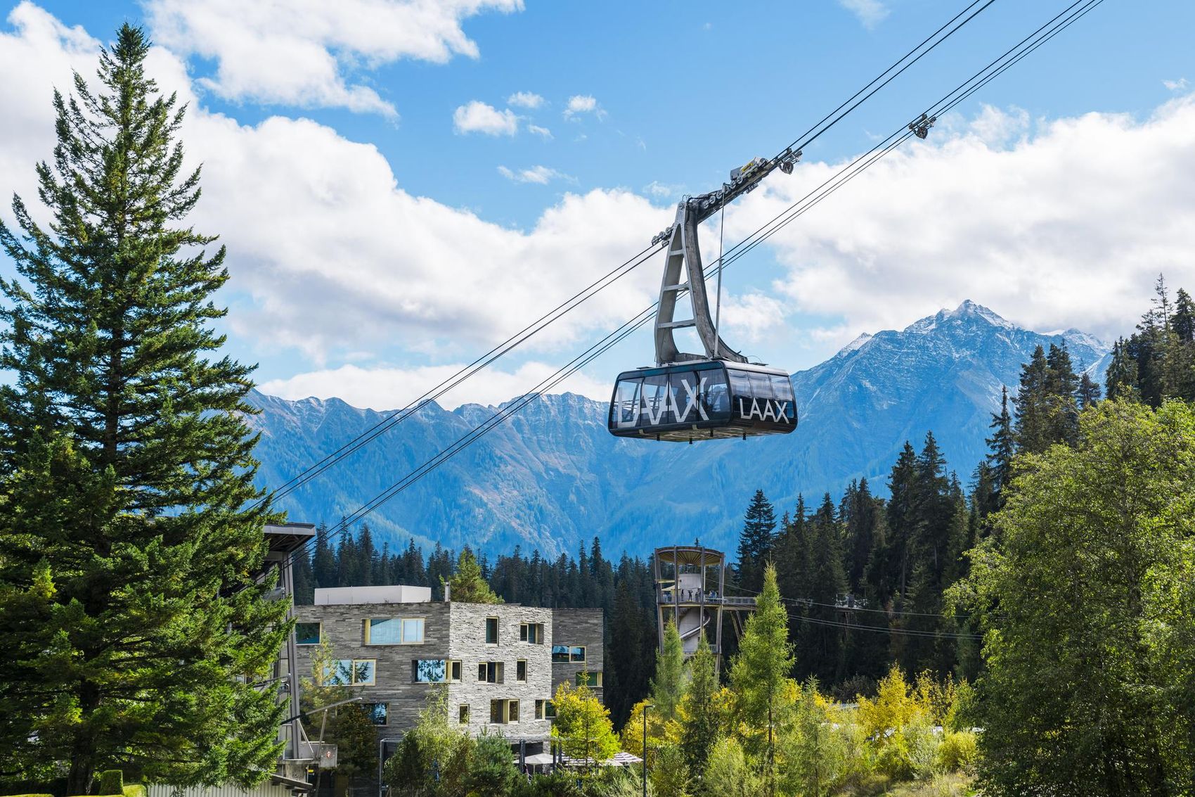 Luftseilbahn fährt von Laax nach Crap Sogn Gion