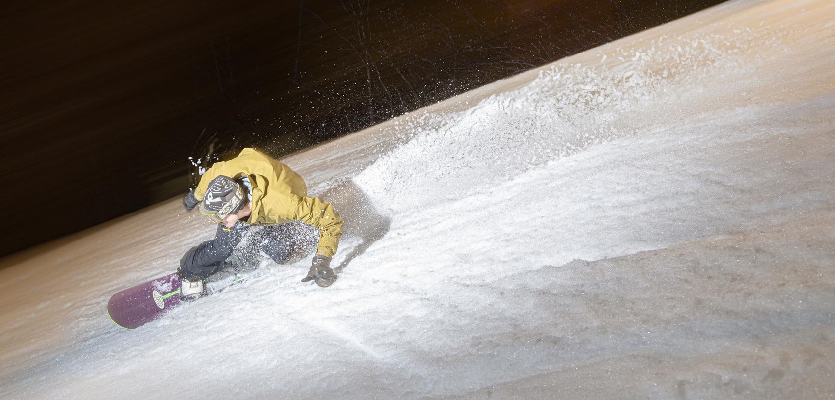 Snowboarder in der Nacht