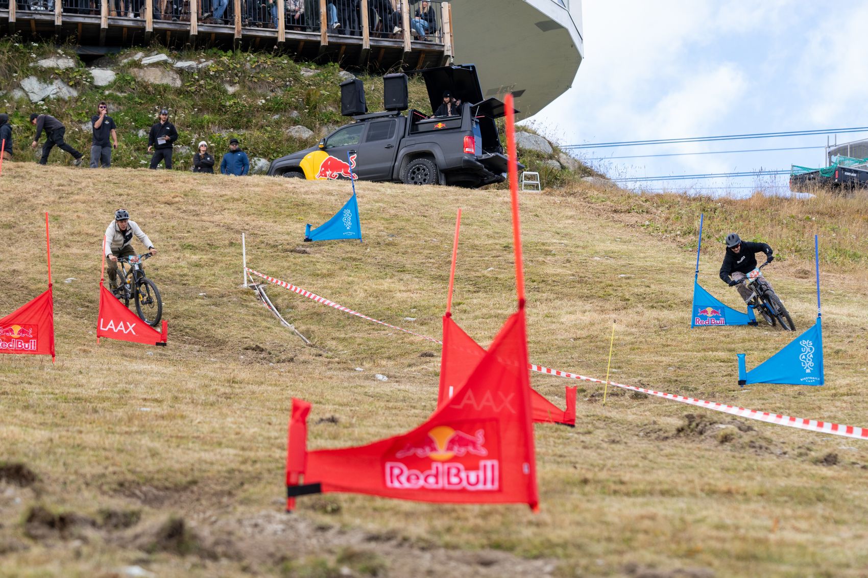 Due biker percorrono il Dual-Slalom