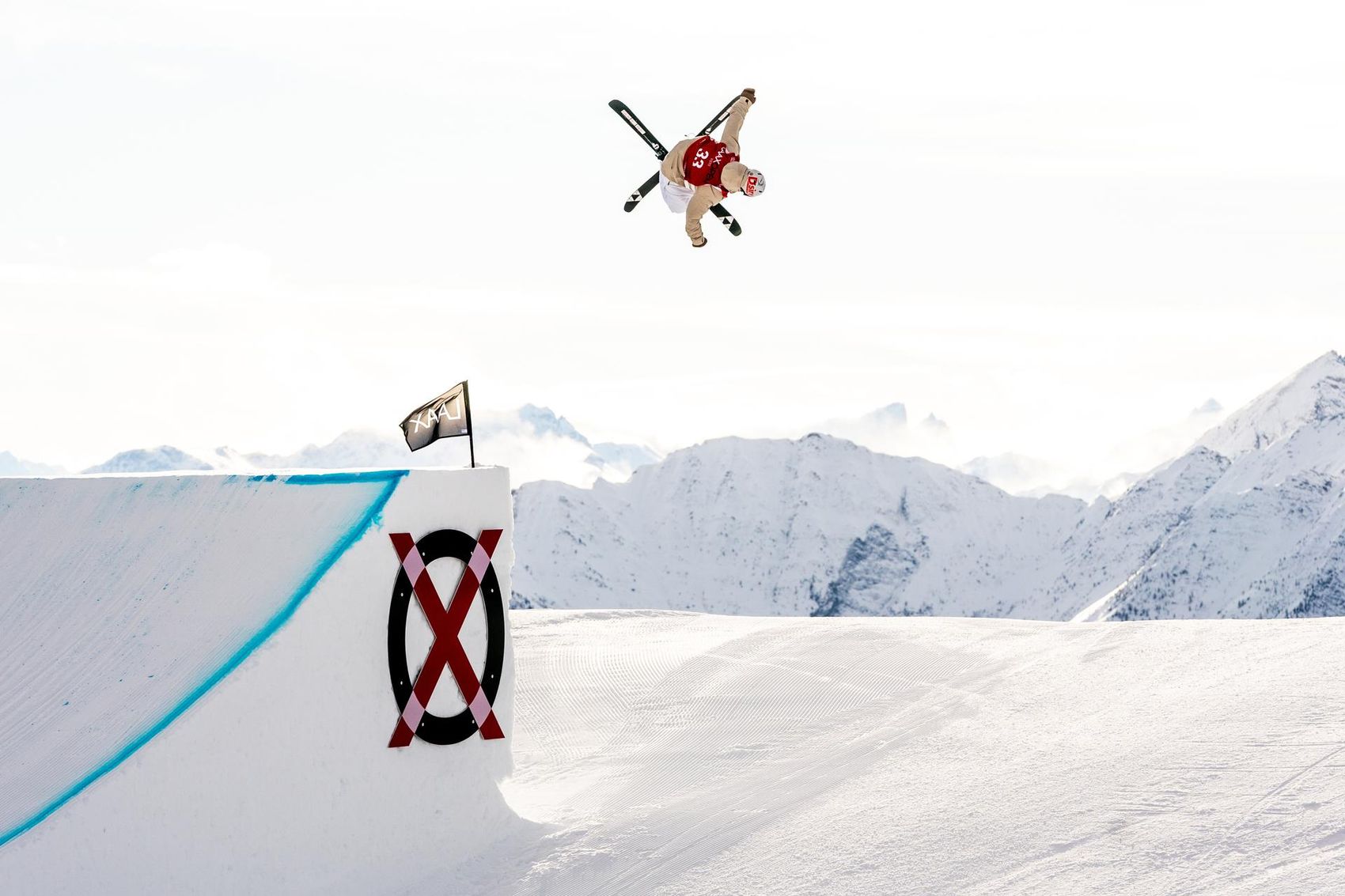 Freeskier über Chance mit LAAX OPEN Logo