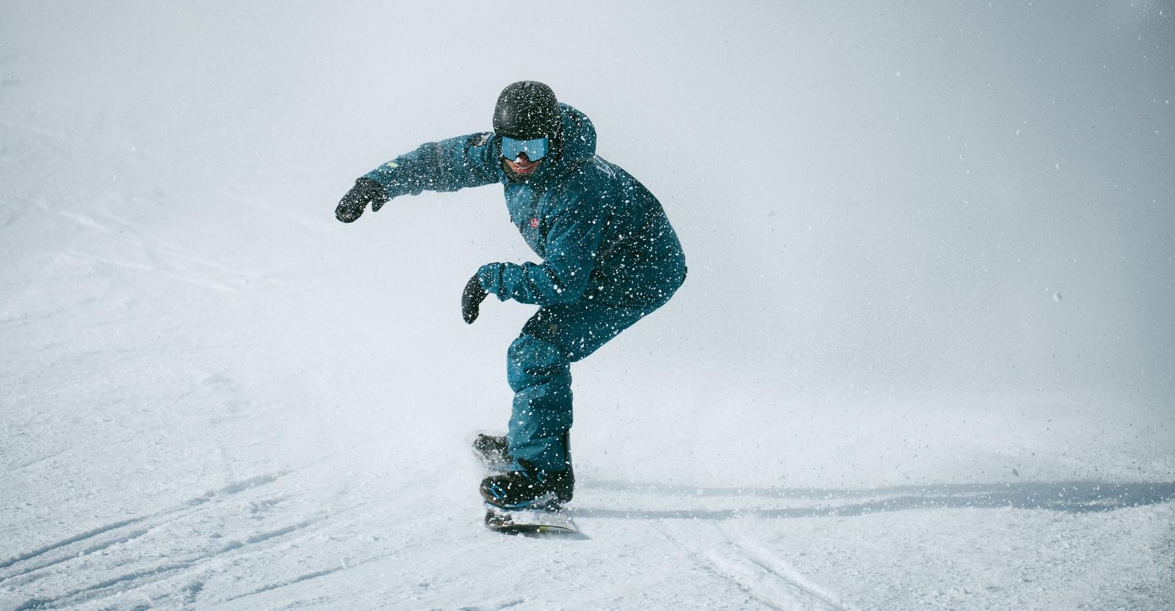 Snowboarder fährt auf der Piste