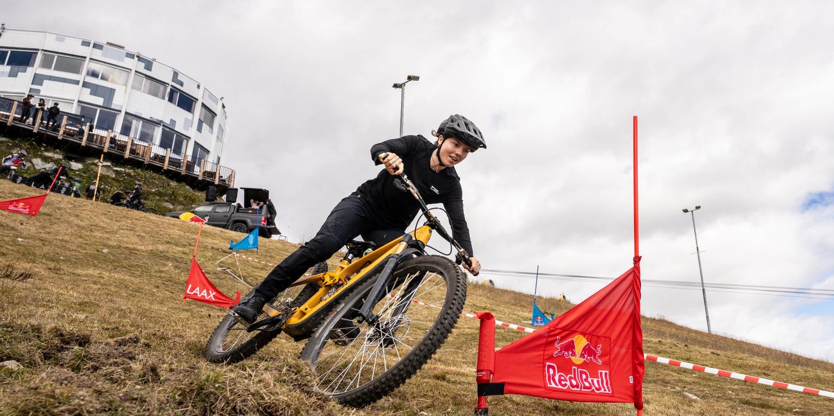 Ciclisti scendono dalla halfpipe in estate