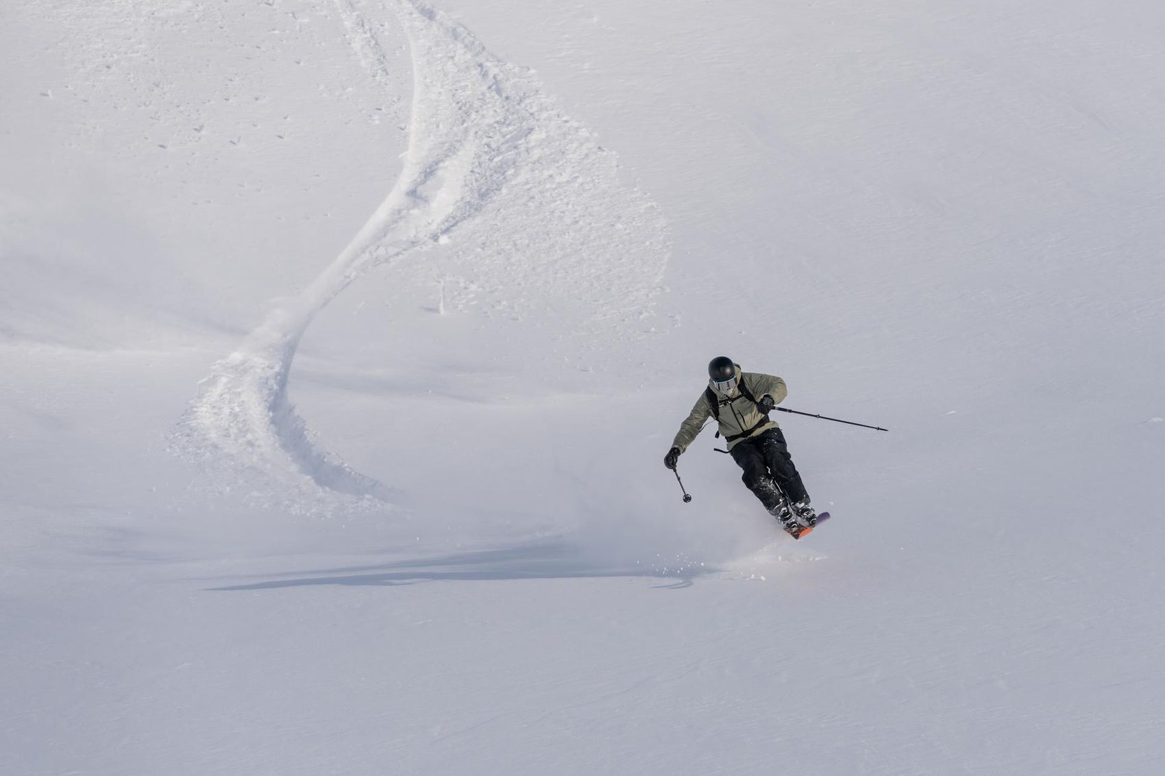 Skifahrer am freeriden