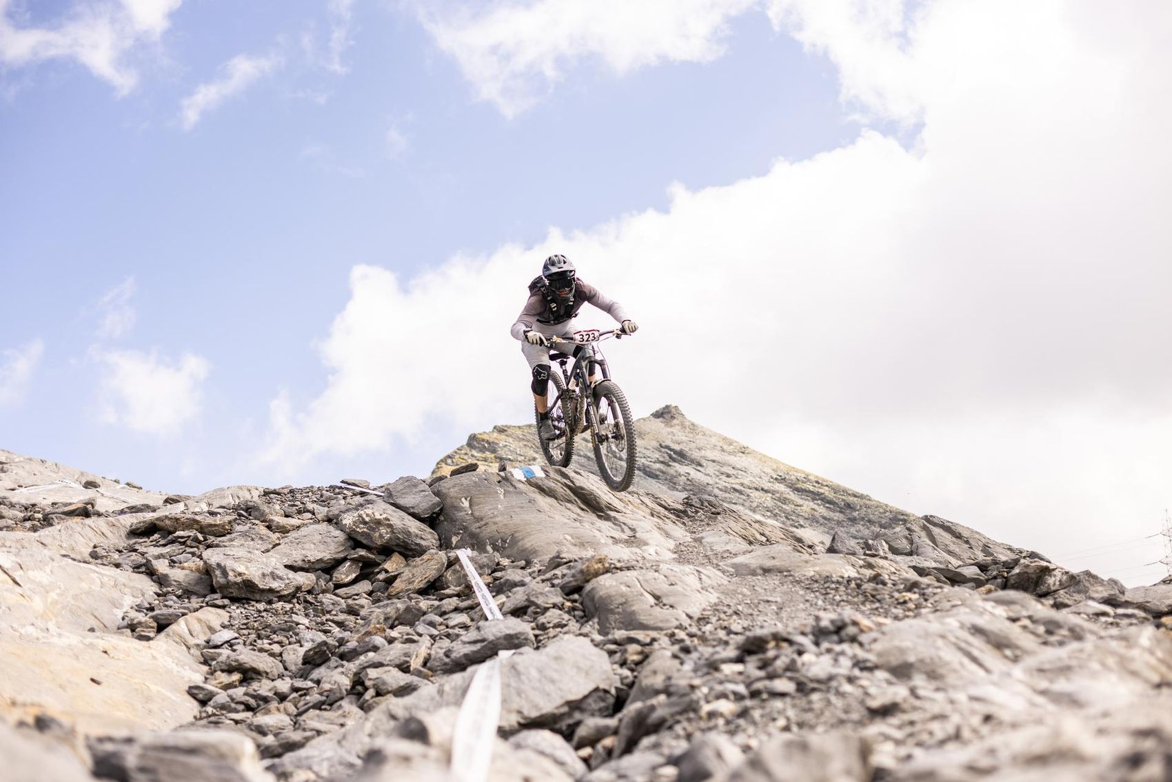 Bikerin fährt Trail herunter
