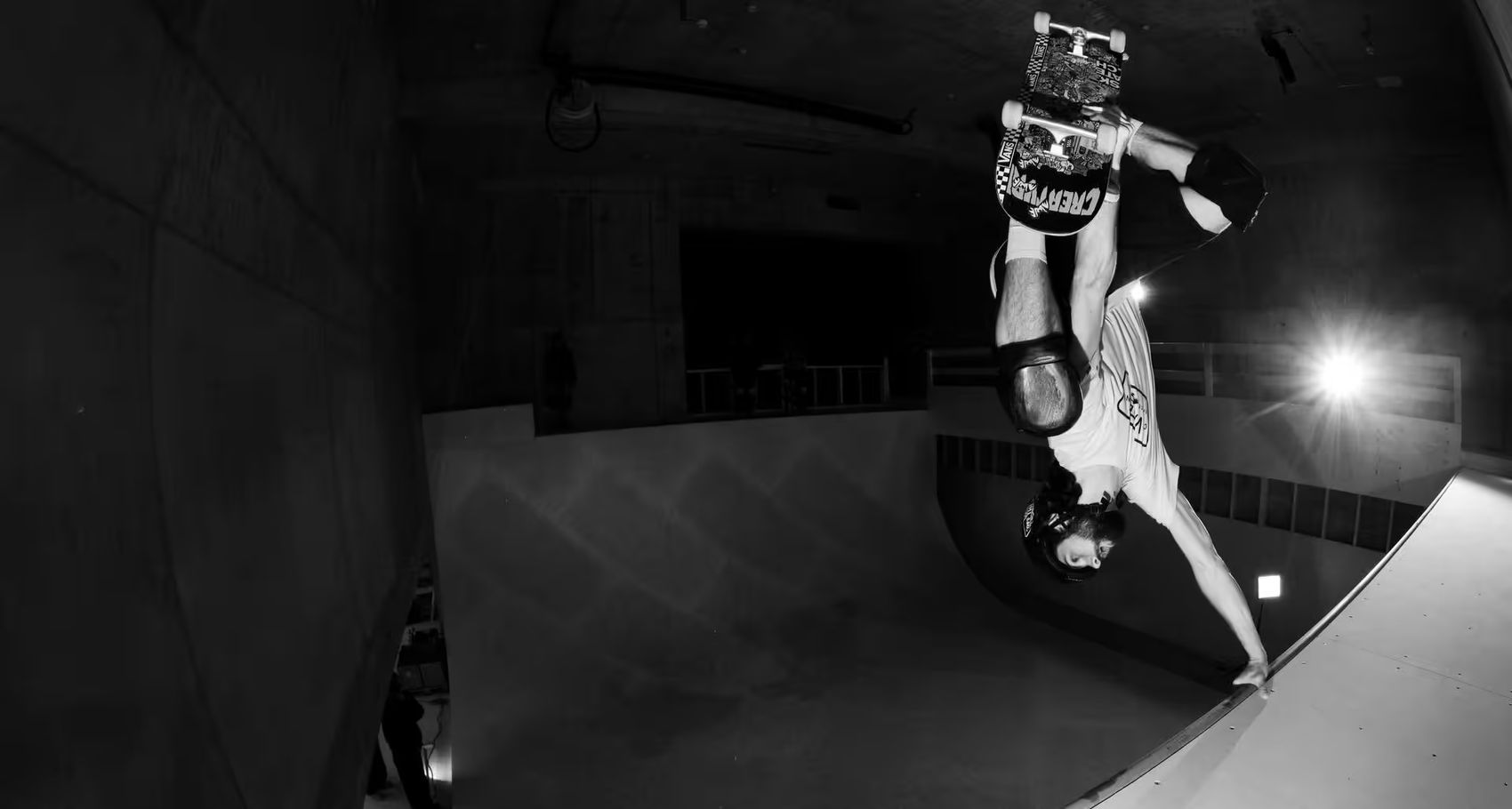 Skateur fait un trick Handplant dans la rampe