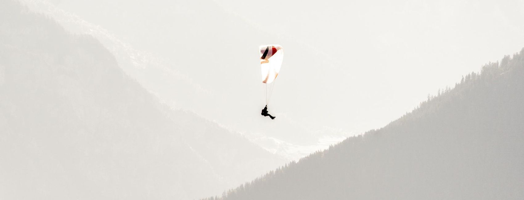 Gleitschirmflieger in der Luft