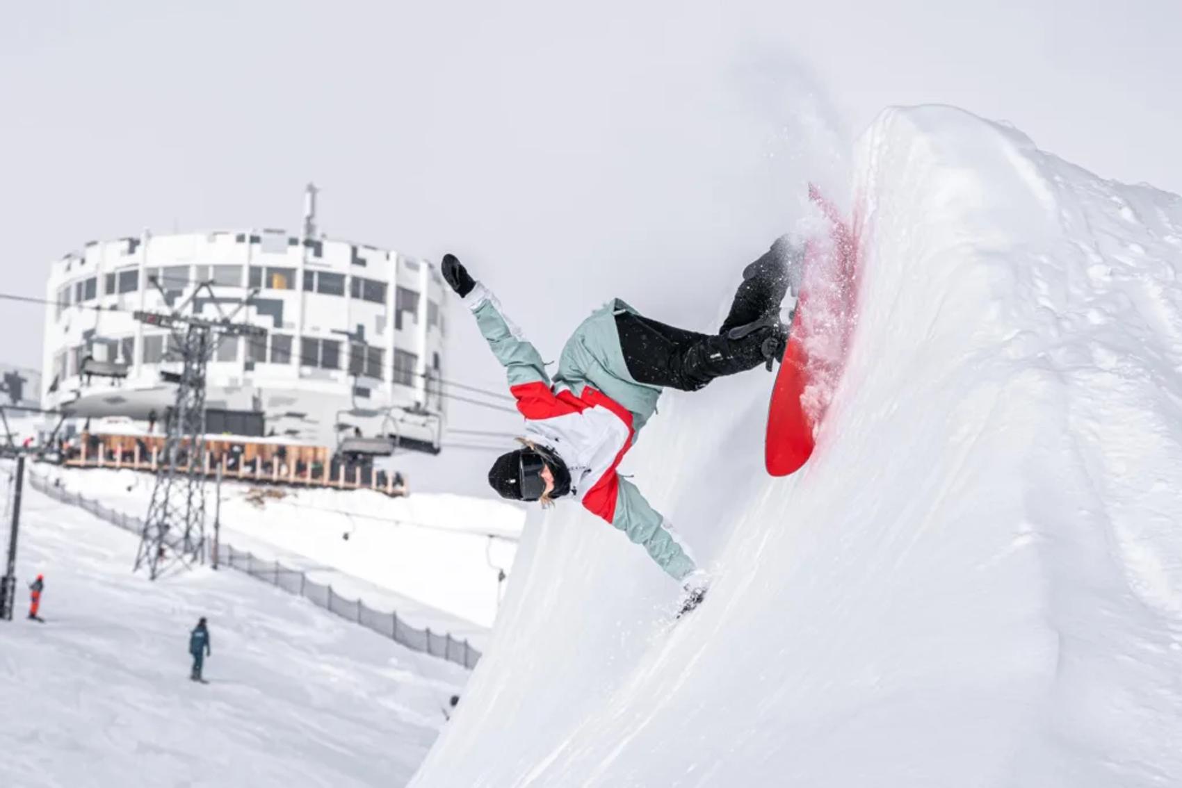 Snowboarderin in der Halfpipe