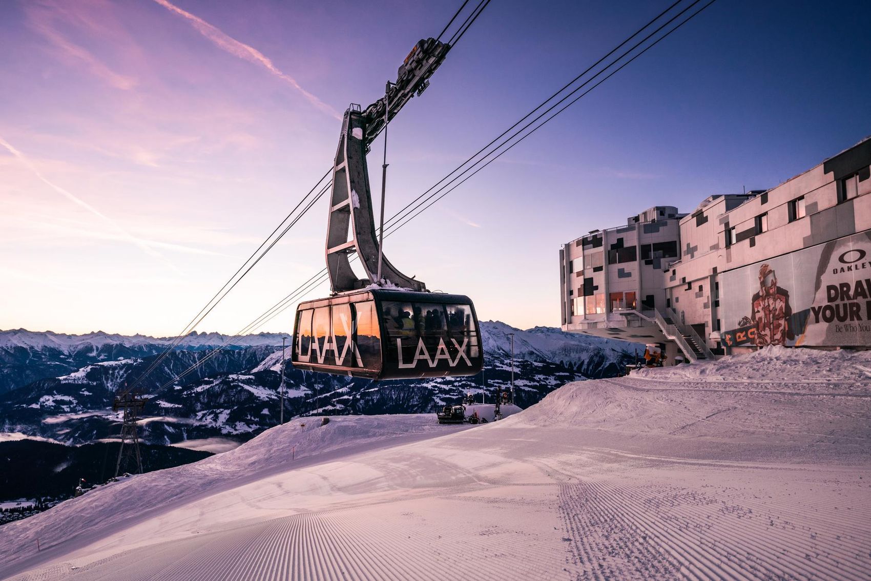 LAAX Gondel fährt in die Station