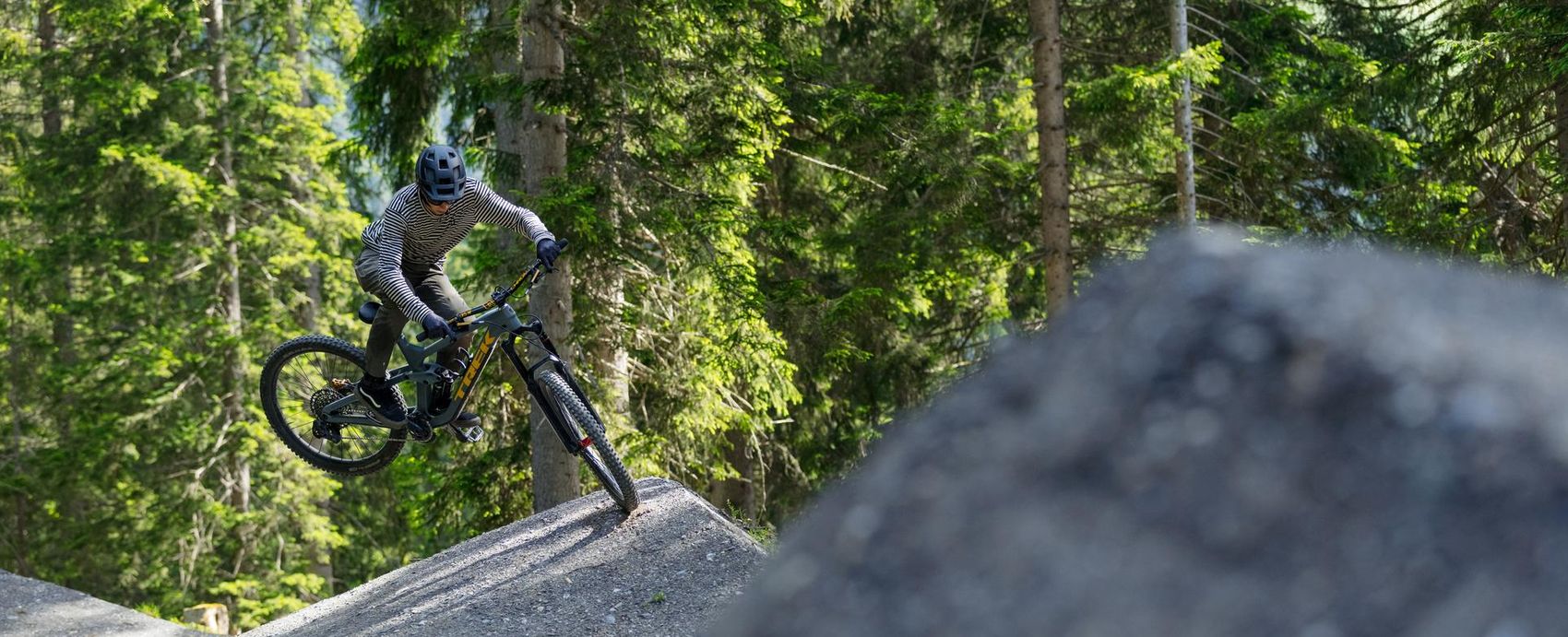 Biker fährt mit TREK Bike über Wellen