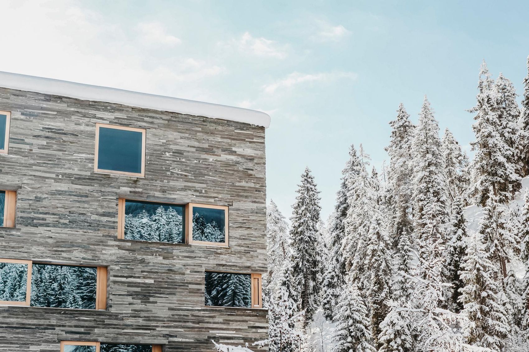 Rocksresort mit Schnee überdeckt